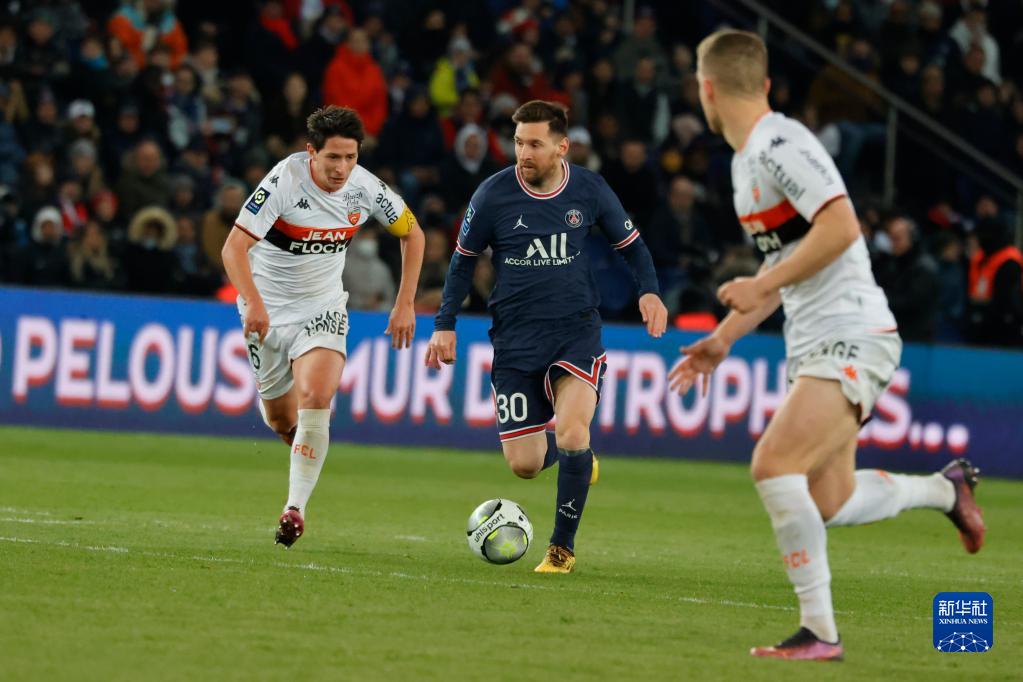  巴黎圣日耳曼主场奏凯，领跑法甲积分榜