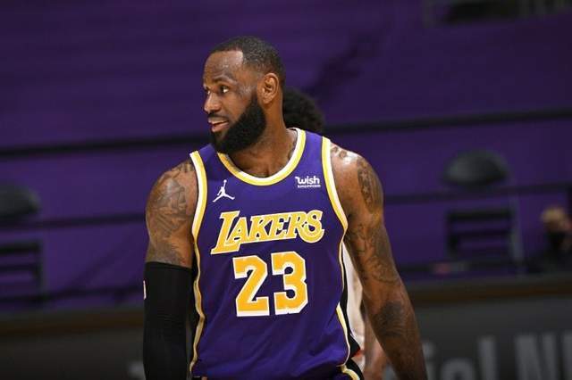  亚历山大关键球稳定军心，雷霆击败爵士冲击季后赛  